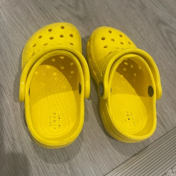Kids  Yellow Crocs - Picture 2 of 3